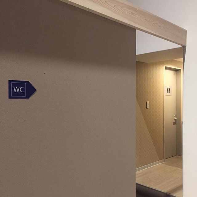 サインデザインoriori galleryのトイレ案内サイン。これもdesign！#ラグデザイン #トイレサイン #oriori gallery