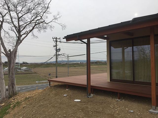軒先とデッキと景観をデザインしました！鶴ヶ池の家#住宅設計 #注文住宅 #パッシブエアコン #全館空調 #ラグデザイン