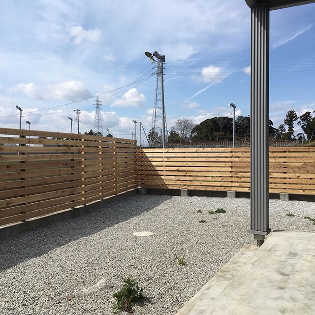 長〜い、ウッドフェンス工事サーモアッシュ#サーモアッシュ #ウッドフェンス #ラグデザイン #住宅設計 #磐田市 #外構デザイン