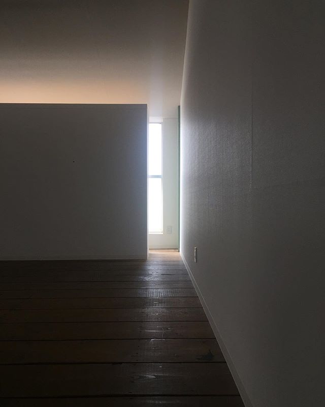 朝のoriori gallery自然光を取り入れた建築の仕事が好きです。吹き抜けはAwaza2とラウンドテーブルが花の様に皆様をお迎えします。2階は貸しギャラリーとなります。お気軽に使用できます。大好きな朝時間。#自然光 #光と影 #建築 #建築デザイン #店舗設計 #貸しギャラリー #貸しギャラリースペース #インテリアショップ #腰の椅子 #awaza #oriori #oriorigallery#浜松市