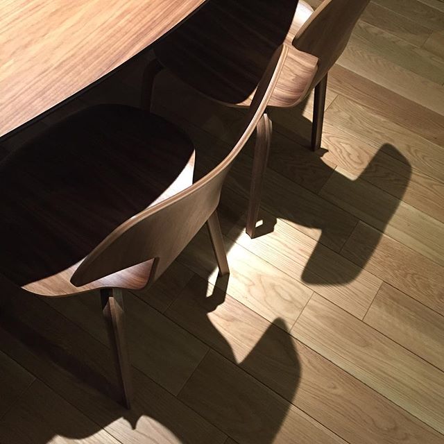 オーク材の床にグランプリチェアーの影が綺麗です。ヨーロッパなどでは家具だけでなく船やウイスキーの樽などにも使用されている木材になります。 オーク材の特徴としては「耐久性が高い」「木目が美しい」「ナチュラルな色合い」といったことが挙げられます。oriori gallery改装工事にて#リノベーション #リフォーム #オークフローリング #ラグデザイン #店舗デザイン #店舗設計 #フリッツハンセン #グランプリチェア #アルネヤコブセン #fritzhansen