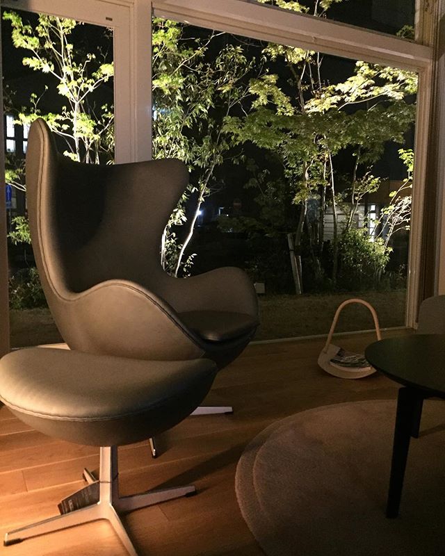夜のoriori gallery#oriori #夜景 #フリッツハンセン #fritzhansen #庭 #新緑