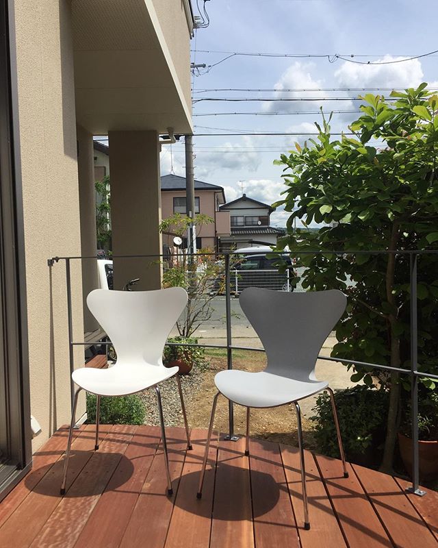 「中瀬のティールーム」今日は引き渡し。帰郷した息子さんも交え新しい空間を楽しみました！#ラグデザイン #住宅デザイン #住宅設計 #増築 #デッキテラス #完成引き渡し #fritzhansen #セブンチェア