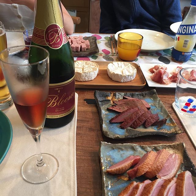 大石農場ハム工房さんで食材を仕入れて、楽しいランチタイム！雨の休日を楽しんでます。#大石農場ハム工房 #休日の過ごし方 #小樽ワイン