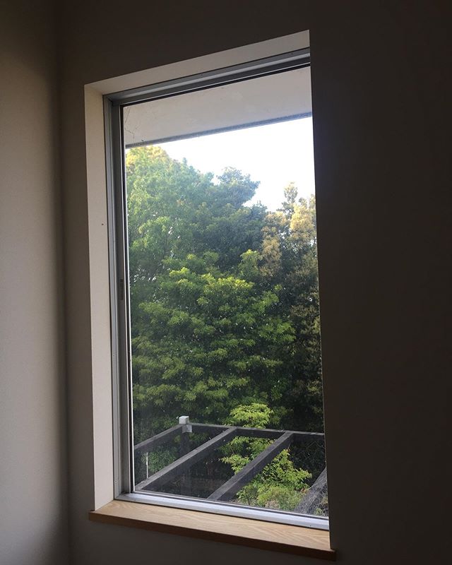 階段から見える景色。住宅の階段室は単調になりがちですよね。思い切って大きな窓を付けて空や景色を取り入れ、気持ち良い階段室を作ってみては？自邸にて#ラグデザイン #自邸 #住宅設計 #窓 #気持ち良い窓