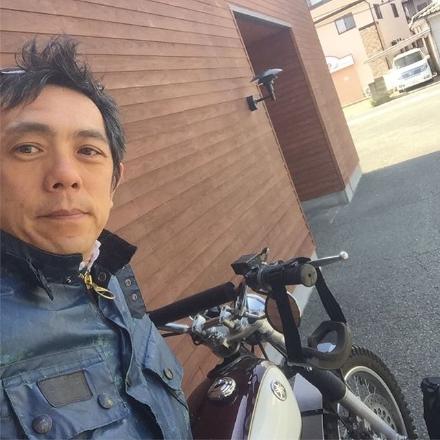 最高のバイク日和。通勤も気持ち良いです！バイカーの皆さん、最高の季節、楽しんで下さい！#バイク通勤 #ヤマハ #sr400 #雅マルーン #barbour #ラグデザイン