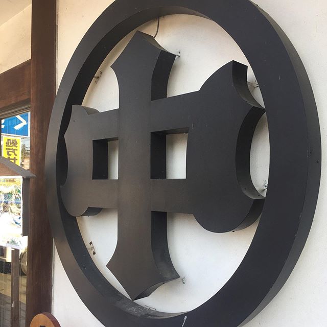 明日のパーティーに振る舞う日本酒を買いに磐田見付にある老舗酒屋「大橋商店」さんへ。今の亭主は5代目。いろいろセレクトしてくれて、ありがとう！白ワインも買いました。レセプションパーティーで楽しみましょう