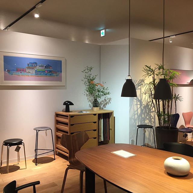 oriori galleryにアートが増えました。嬉しい#上質な暮らし #アート #アートのある暮らし #出会い #ページワン #ラグデザイン #フリッツハンセン #fritzhansen #店舗設計