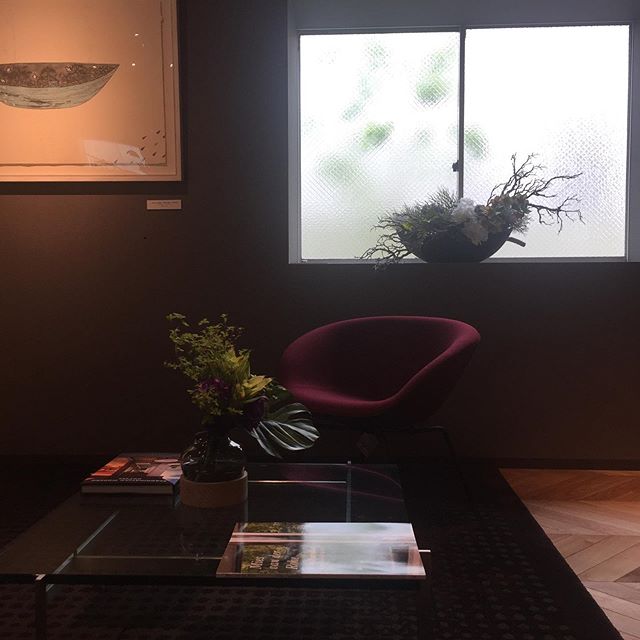 好きなシーンoriori gallery北側にある腰窓からの安定した光が、優しくポットチェアに印影を与えています。控えめな美しさ。#アルネヤコブセン #ポットチェア #フリッツハンセン #fritzhansen #arnejacobsen #sasroyalhotel #名作椅子 #oriorigallery#浜松家具