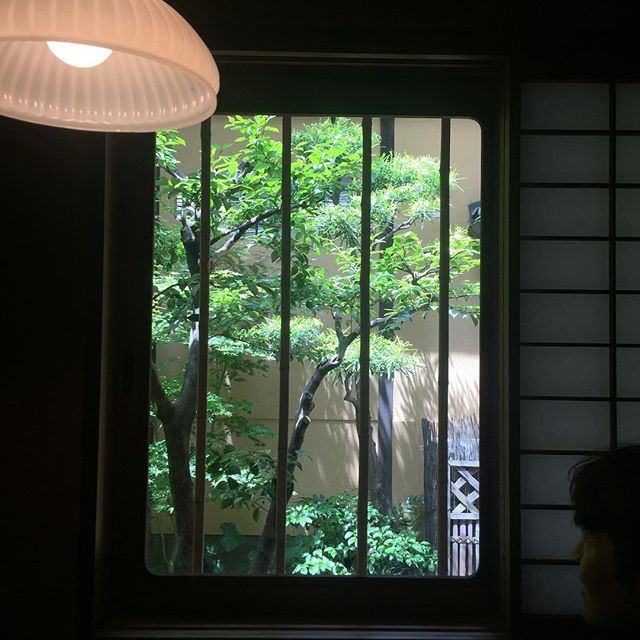 昨日は東京へミーティング。今日は京都へ納品に。京都は性格的に相性が良い街です。疲れない…良い店にまた、巡り会えました。勉強になりました。#京都納品 #東へ西へ #串くら #坪庭 #京都 #イノダコーヒー本店 #和の心 #ラグデザイン