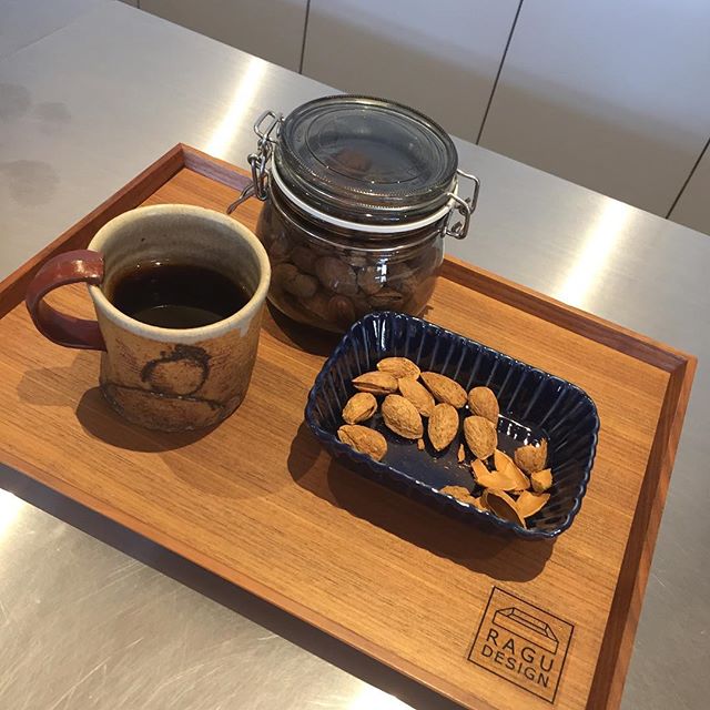 美味しいアーモンド頂きました。浅草 小島屋さんの殻付きアーモンド！優しい味、塩加減も身体に良いです。珈琲に、お茶にも、またまたハイボールと共に…大人のオヤツです。早速ネットで色々買いました！小島屋https://www.kojima-ya.com/fs/kojimaya/c/