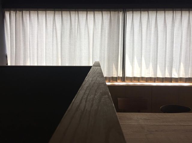カーテン越しの光が綺麗です。浜松市中区高丘北のofficeリノベーション#office #リノベーション #カーテン #カーテン越しの光 #ラグデザイン