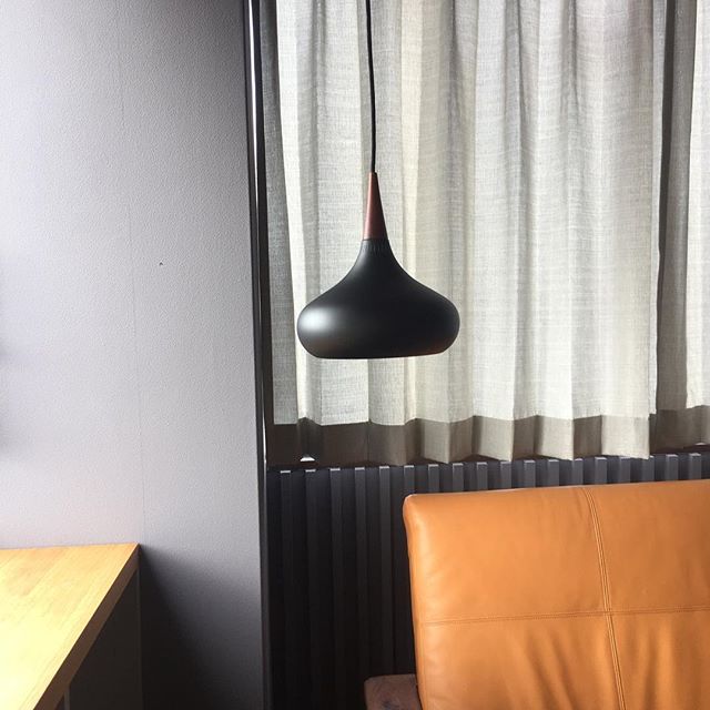officeリノベーション。ライティングが決めてになりそうです。フリッツハンセンの照明器具！オリエント。#fritzhansen #fritzhansenuniverse #オリエント#ヨーハーマボー #インテリアコーディネート #照明#ラグデザイン