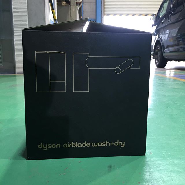 明日からオフィストイレブースの仕上げ作業。手洗いカウンターにはDysonのエアーブローを設置します。箱のデザインも素晴らしいです。期待度アップ！トイレリノベーションのテーマはホテルっぽくです。#dyson #airblade #wash+dry#トイレリノベーション #ラグデザイン